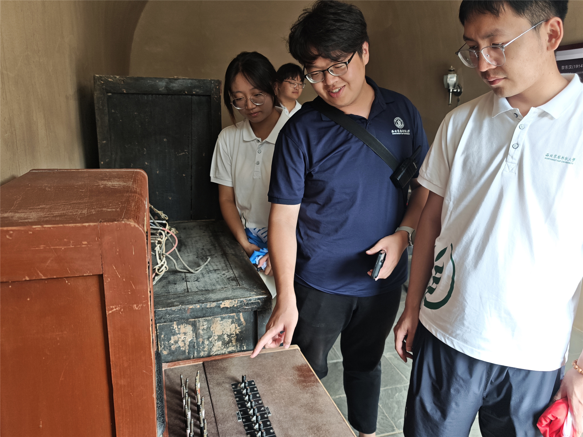 图片一 队员们在神泉堡革命纪念馆参观.jpg