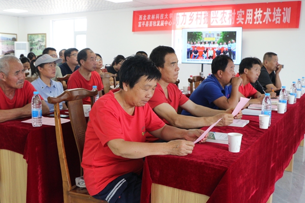 专家开展农村实用技术培训.JPG