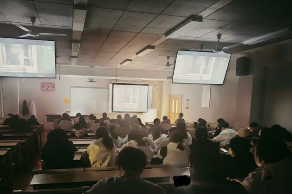 图一 满座专注观影 汲取奋进力量.jpg