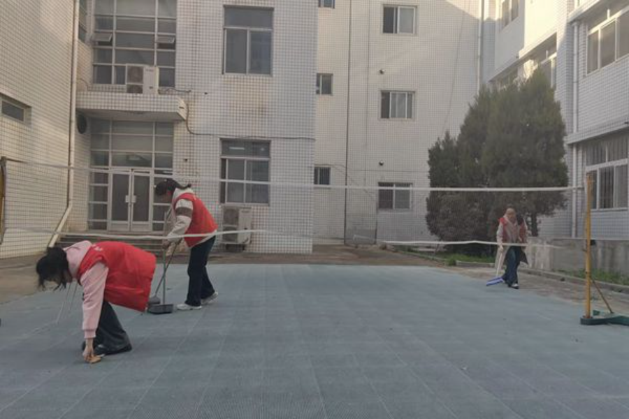 志愿者正在打扫场地.png