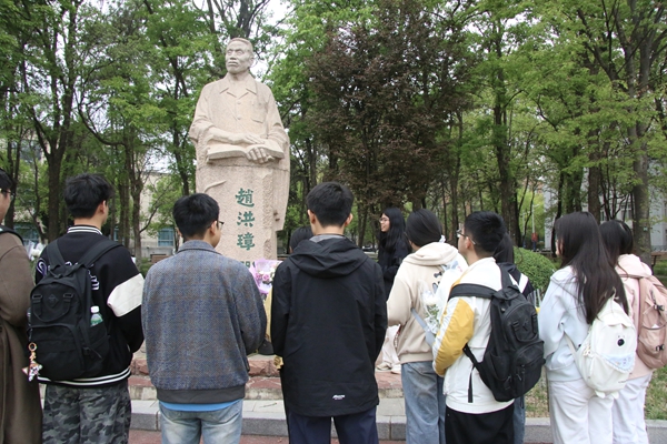 图三 同学们认真聆听现场讲解 感悟革命精神.jpg