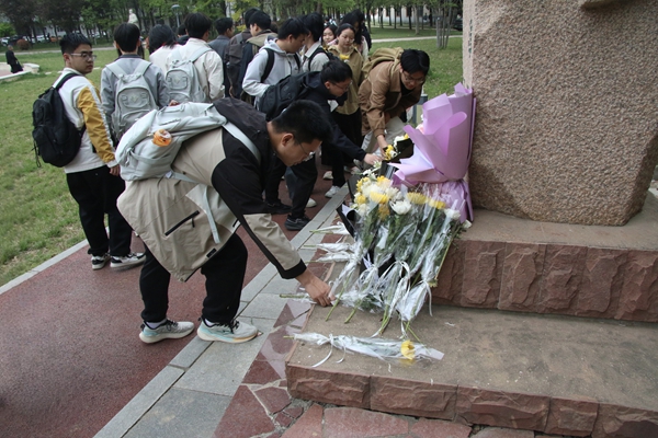 图二 同学手持鲜花，缓步上前向英烈雕像敬献鲜花.jpg