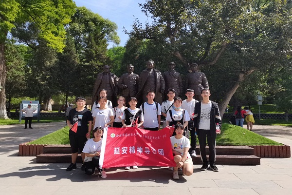 拜访枣园旧址 学习革命精神.jpeg