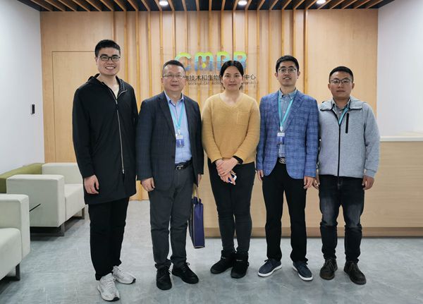 8bd68fea654749c6ab69fbc78753db2f.jpg 与水生所学习的我校毕业学子马明洋同学合影_副本.jpg