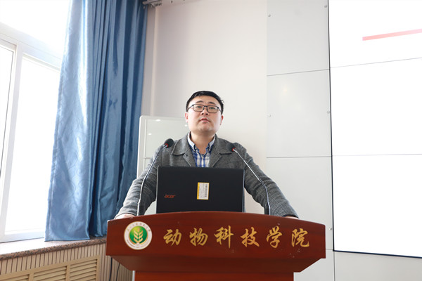 fb1fc5bbb54843eb8ddac035de6855e0.jpg 学院副院长凌飞教授解读政策.jpg