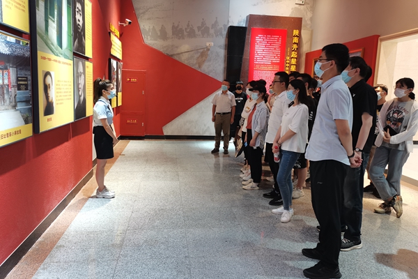 7cf14fd55e184e1ba37e5ecc395f5ff0.jpg 图二 水产系师生专心听解说员讲解.jpg