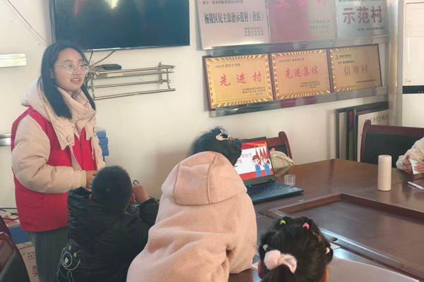 图四 志愿者进行国家公祭日主题宣讲.jpg